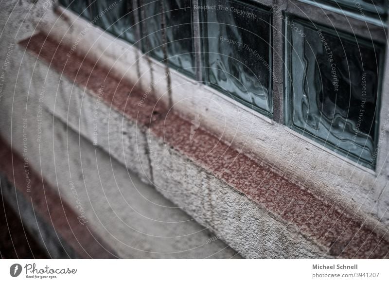 Alte Glasbausteine an einem alten Haus Fenster Außenaufnahme Fassade Farbfoto Menschenleer Wand Mauer Gebäude trist grau traurig