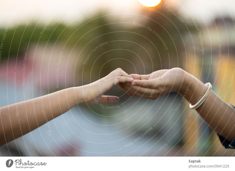 Frau und Kind halten Hände im Freien bei Sonnenuntergang Halt Bonden Zusammengehörigkeitsgefühl Windstille Mutter Tochter Hilfsbereitschaft Unterstützung Geben