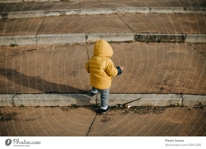 Rückansicht Kleinkind beim Treppensteigen Kind 1-3 Jahre lässig unkenntlich Klettern erste Schritte Mensch Farbfoto Kindheit Außenaufnahme Junge Tag