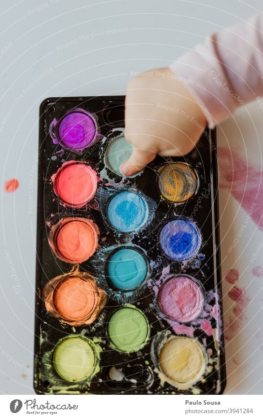 Close up Kind spielt mit Aquarell Wasserfarbe Nahaufnahme Hand farbenfroh Farbverlauf Kindergarten Farbe mehrfarbig Kunst Papier Kreativität malen Makroaufnahme
