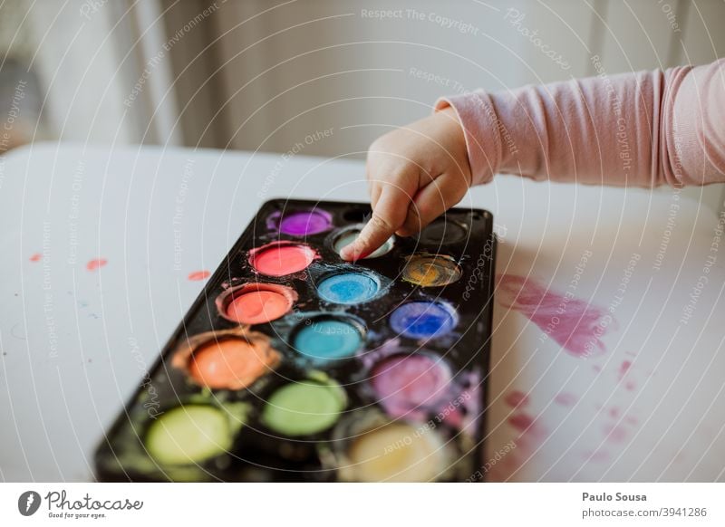 Nahaufnahme Kind Hand Malerei mit Wasserfarben Aquarell Kunst Kindergarten Freizeit & Hobby Gemälde Anstreicher Papier Kreativität Farbfoto malen Farbe