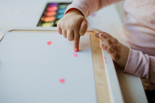 Nahaufnahme Kind malt mit Fingern Kindheit Gemälde Kreativität Freizeit & Hobby Künstler Papier Farbe malen mehrfarbig zeichnen Zeichnung Kunst authentisch
