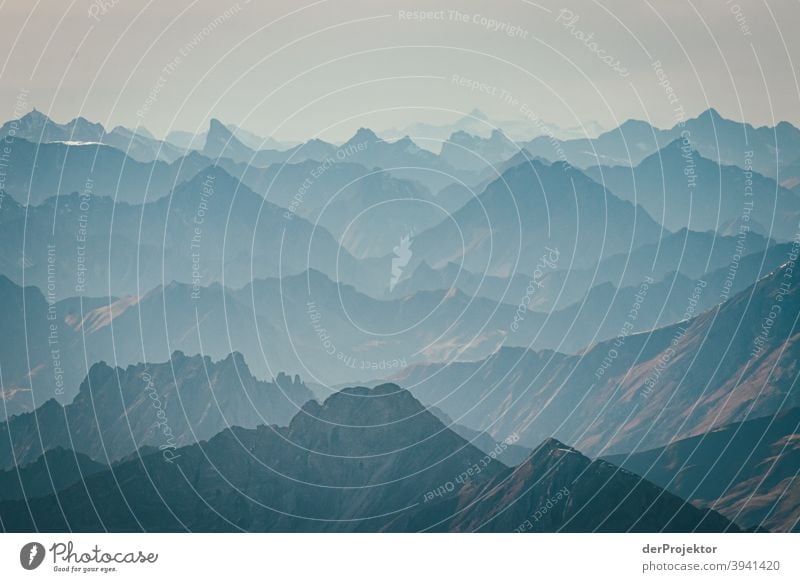 Blick von der Zugspitze auf die Alpen II weite kalt herausfordernd Außenaufnahme Textfreiraum unten Textfreiraum rechts Menschenleer Farbfoto Textfreiraum links