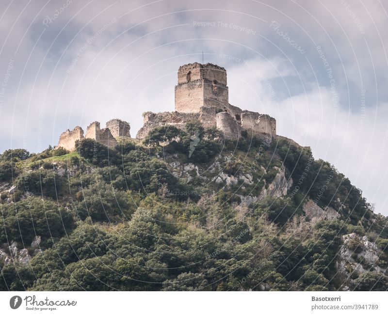 Burgruine auf einer Bergkuppe - Castillo de Ocio in der Provinz Álava, Baskenland, Spanien Ruine Mittelalter mittelalterlich Hügel Gipfel zerfallen verfallen