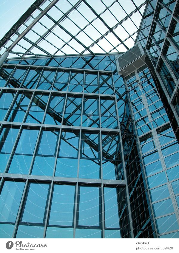 Glaspalast2 Glasdach Dämmerung kalt Winter Fenster Reflexion & Spiegelung Architektur verglast blau