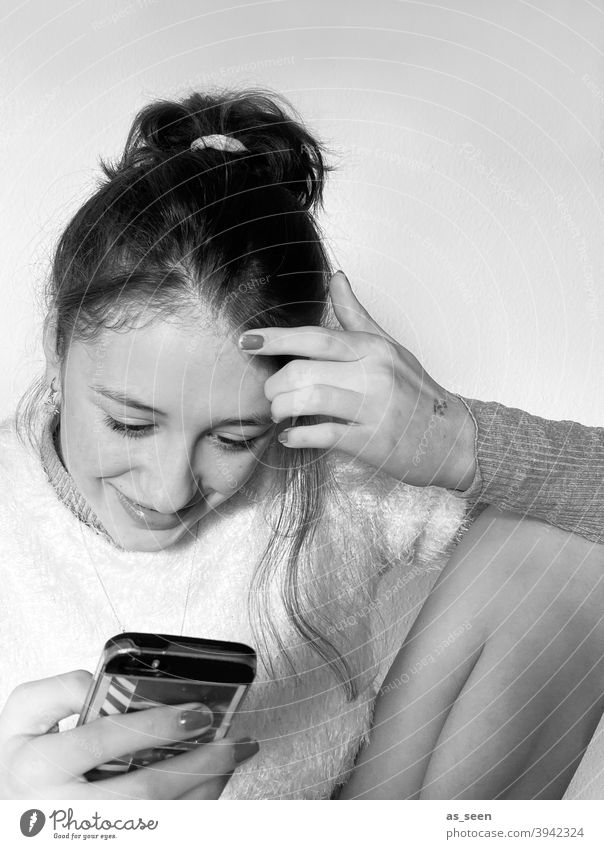 Mädchen am Handy Lächeln schön Mensch Mobile Telefon Technik & Technologie benutzend Lifestyle Jugendliche lässig Fröhlichkeit chatten Chat Mitteilung Texten