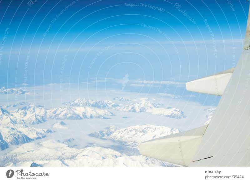 heaven, i’m in heaven ... Flugzeug Wolken Tragfläche Ferne Luftverkehr Himmel Sonne blau Alpen Berge u. Gebirge Schnee