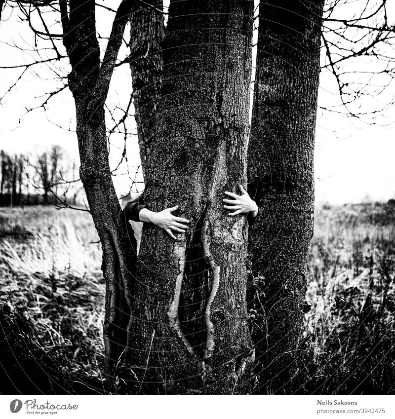leicht öffnen Baum Hände menschlich Finger schwarz auf weiß Monochrom stechend rau Tanzen Symbolismus symbolische Kraft Symbole & Metaphern Landschaft posierend