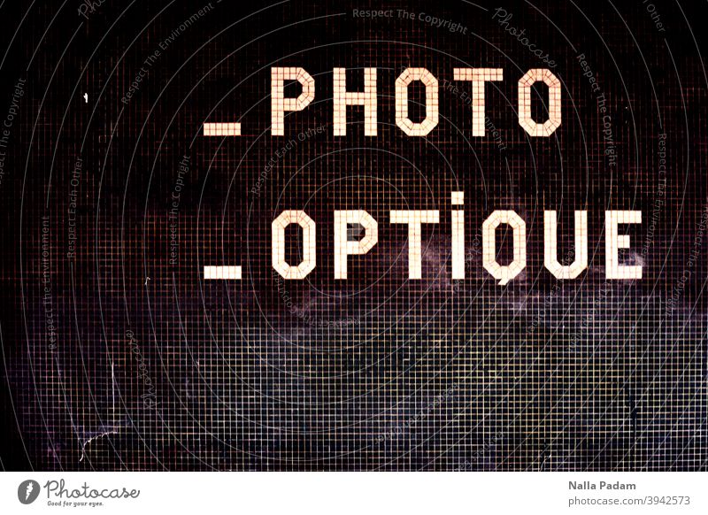_Photo _Optique Frankreich Paris analog Analogfoto Mosaik Schrift Außenaufnahme Französisch menschenleer Text Buchstaben