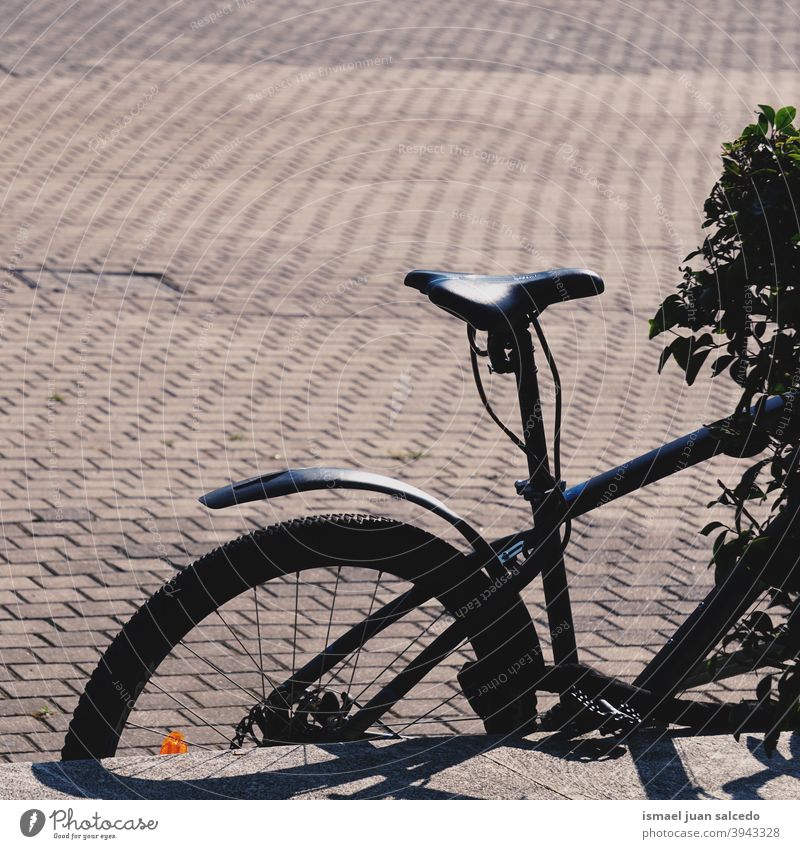 schwarzes Fahrrad auf der Straße Sitz Rad Schatten Silhouette Transport Zyklus Verkehr Mitfahrgelegenheit Radfahren Fahrradfahren Sport Übung im Freien