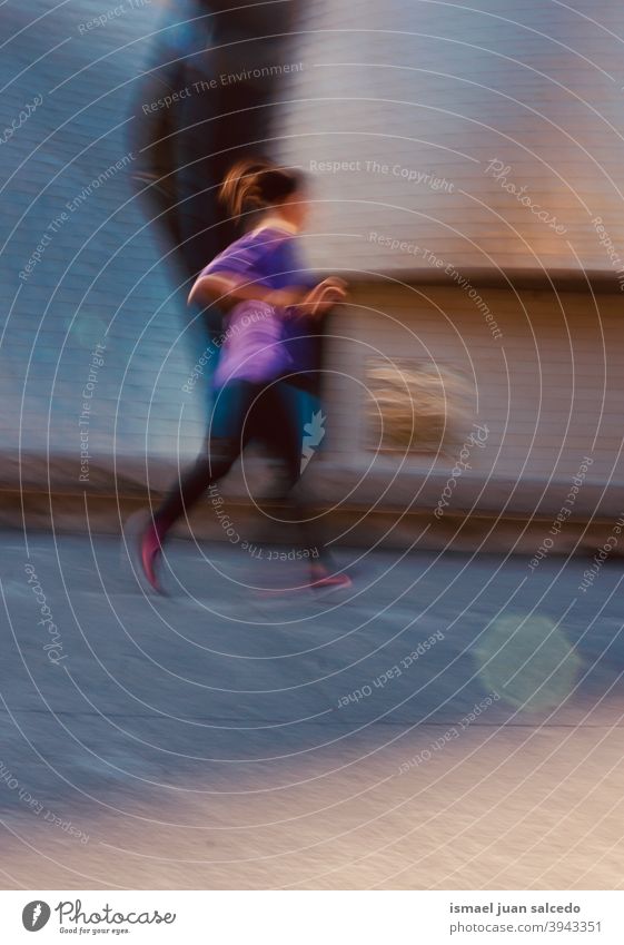Frau läuft auf der Straße rennen laufen Marathon Läufer Joggen Aktion Fitness Gesundheit Lifestyle Jogger Sport Sport-Training eine Person Großstadt