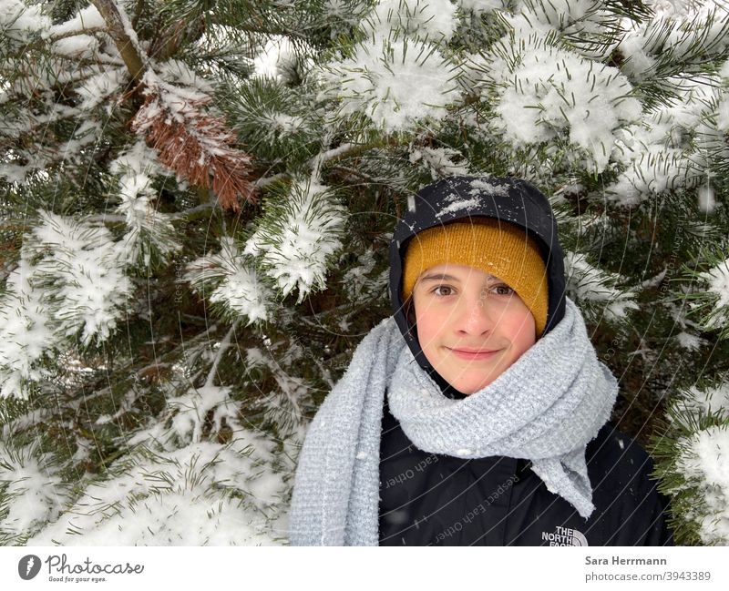 Junge im Schnee Kind Jugendliche Freude Winter Fröhlichkeit Außenaufnahme