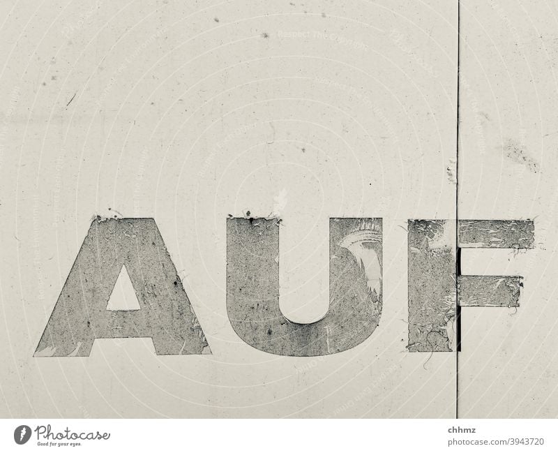 AUF Auf Wort Nahaufnahme Buchstaben Typographie Zeichen Schriftzeichen lkw Plane alt verwittert Monochrom Menschenleer Schilder & Markierungen herauf hinauf