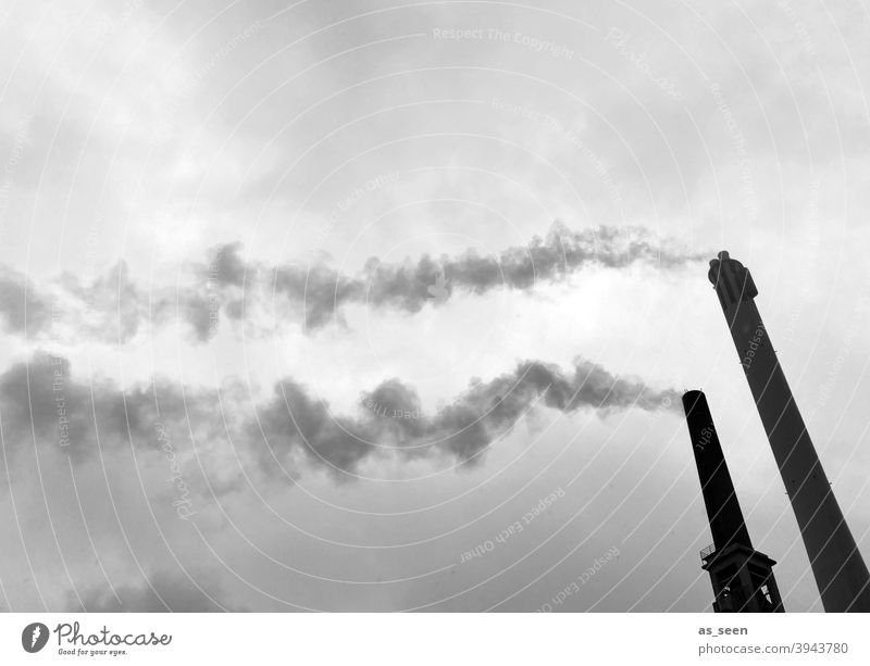 Rauchende Schlote vor grauem Himmel Schornstein Abgase Industrie Stadtwerke Turm Emission CO2-Ausstoß Umweltverschmutzung Klimawandel Außenaufnahme