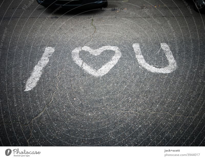 Liebesbekundung kurz und knapp i love you Englisch Asphalt Parkplatz Straßenkunst Verliebtheit Schriftzeichen Liebeserklärung Liebesgruß grau Herz (Symbol)