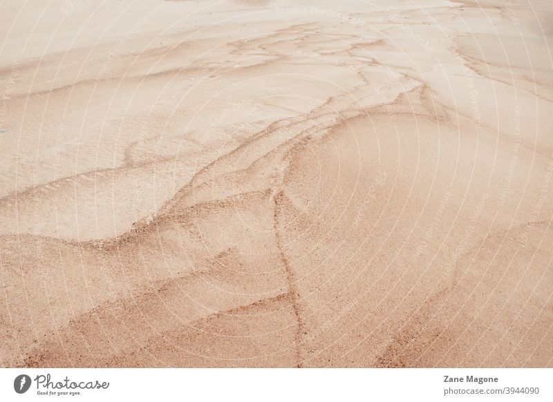 Texturierte Linien und Formen in Sand Strand Strandsand texturiert texturierter Hintergrund Sandhintergrund abstrakter Sand abstrakter Strand Wüstensand