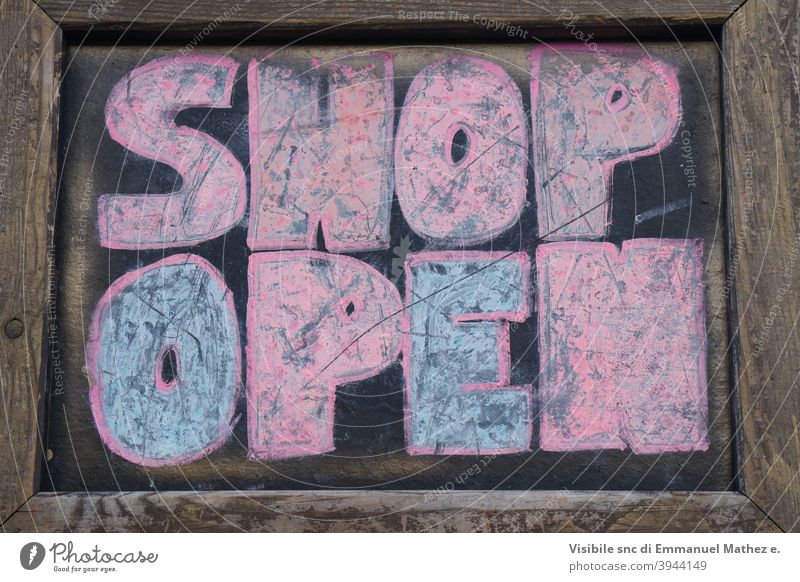 Ladenöffnungsschild handgeschrieben mit farbiger Kreide Schilder Stunden Inserat retro Einzelhandel Hintergrund Transparente Tag Stadt Text
