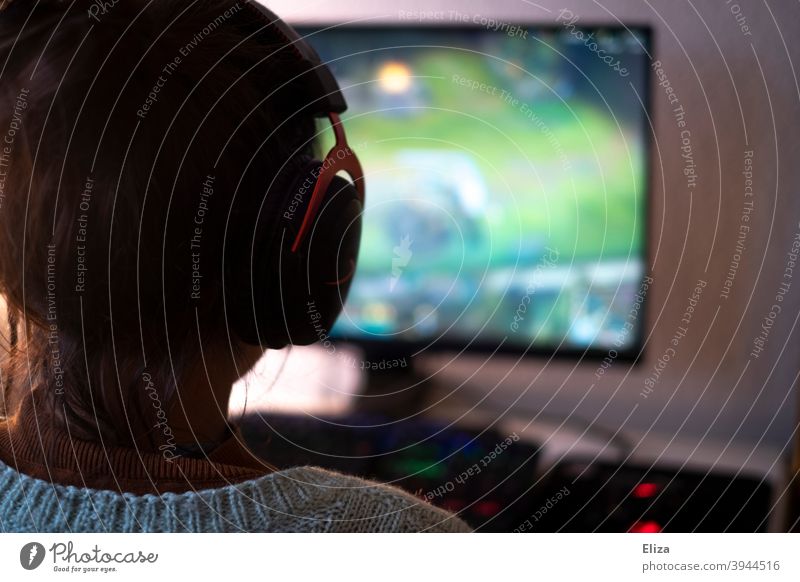 Junge Frau mit Headset beim Zocken am Pc. Gaming. spielen zocken Technik & Technologie Spielen Freizeit & Hobby Computerspiel Rechner PC PC-Spiel E-Girl digital