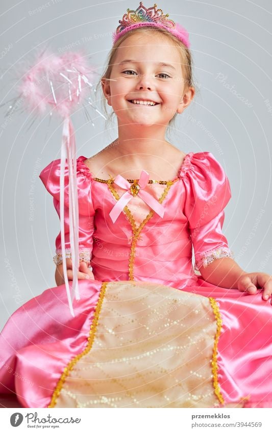 Kleines Mädchen genießt ihre Rolle der Prinzessin. Adorable niedlichen 5-6 Jahre altes Mädchen trägt rosa Prinzessin Kleid und Tiara Fee Kind Stadtfest