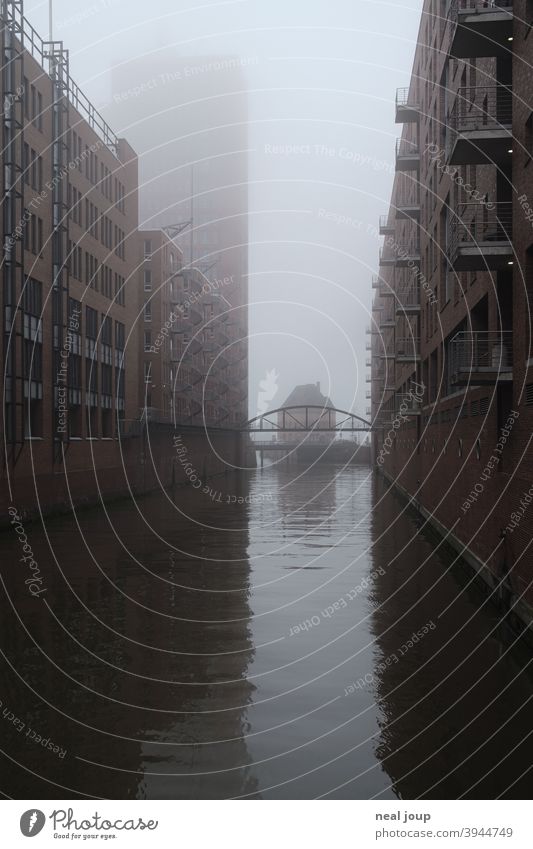 Hamburg, Speicherstadt im Morgennebel Fleet Nebel diffus neblig monochrom gedeckte Farben Wahrzeichen Tourismus Städtereise Jahreszeit Herbst Winter kalt