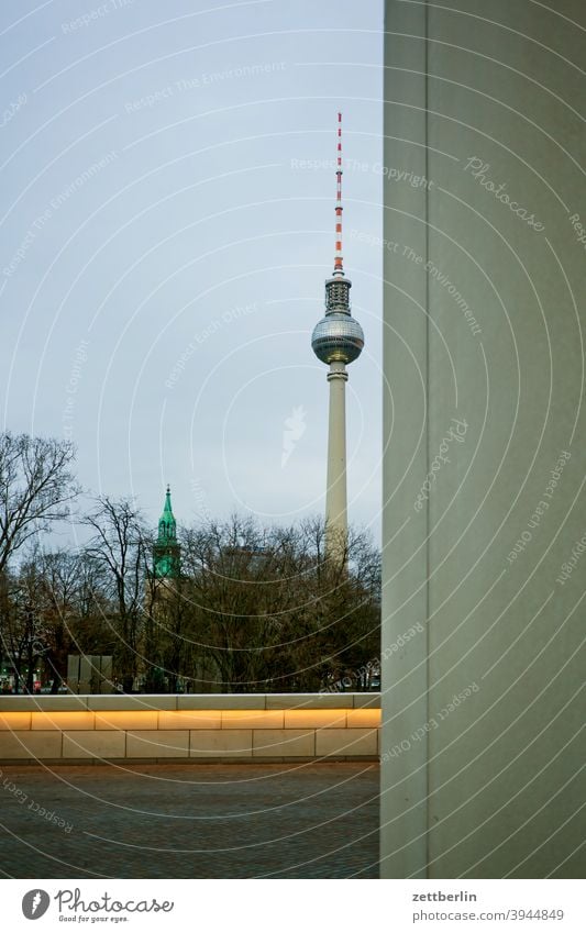 Berliner Fernsehturm hinter dem Berliner Schloss alex alexanderplatz berlin city deutschland fernsehturm funk-und-ukw-turm hauptstadt innenstadt menschenleer
