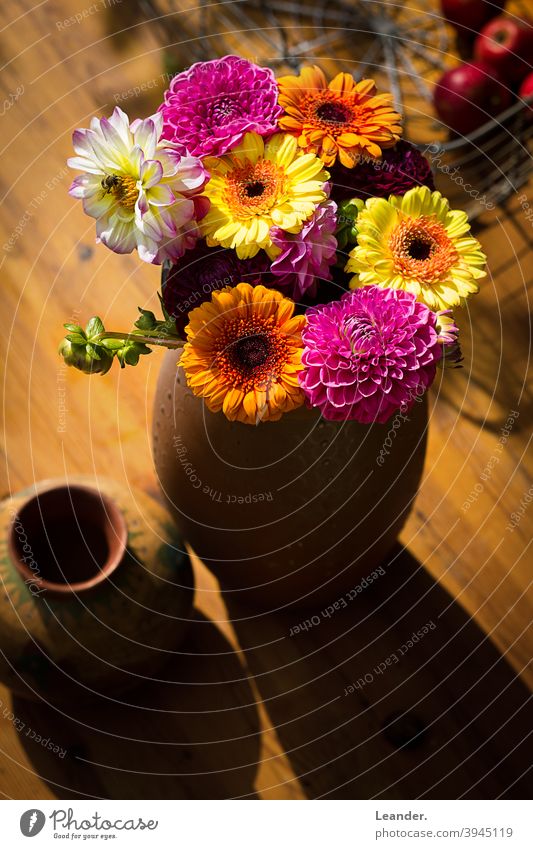 Herbst Blumen auf Tisch Blumenstrauß Sommer Spätsommer Garten Dekoration & Verzierung Holztischplatte Vase herbstlich Herbststimmung Herbstbeginn