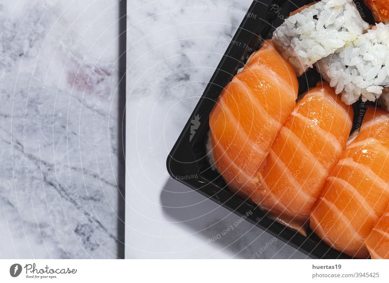 Konzept für japanisches Essen zum Mitnehmen. Sushi-Sortiment zum Mitnehmen Japanisch Lebensmittel Lachs Mahlzeit Fisch wegnehmen Mittagessen Reis Kasten