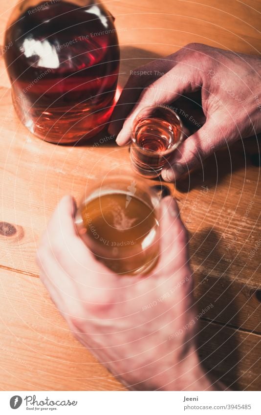 Mann hält Schnaps und Bier in den Händen | Gefahr der Alkoholsucht trinken Glas Getränk Flasche Sucht Abhängigkeit Spirituosen Einsamkeit Rauschmittel Bierglas