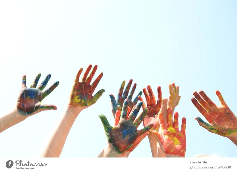 bunte Kinderhände im Kindergarten | systemrelevant Hände Himmel Spaß Freude Spiel spielen spielerisch viele Farbe farbenfroh angemalt erheben ausstrecken
