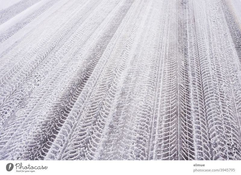 verschiedene Autoreifenspuren im Schneematsch auf der Straße / Straßenverhältnisse / Winter / Landstraße Reifenspur Muster Verkehrswege kalt Frost Tauwetter