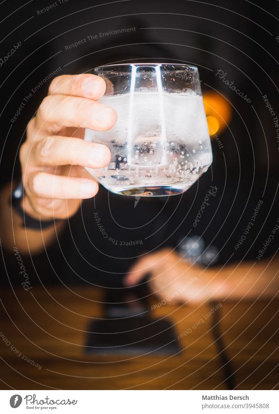 Prost Glas Cocktail Gin gin tonic Eiswürfel Hand Zuprosten
