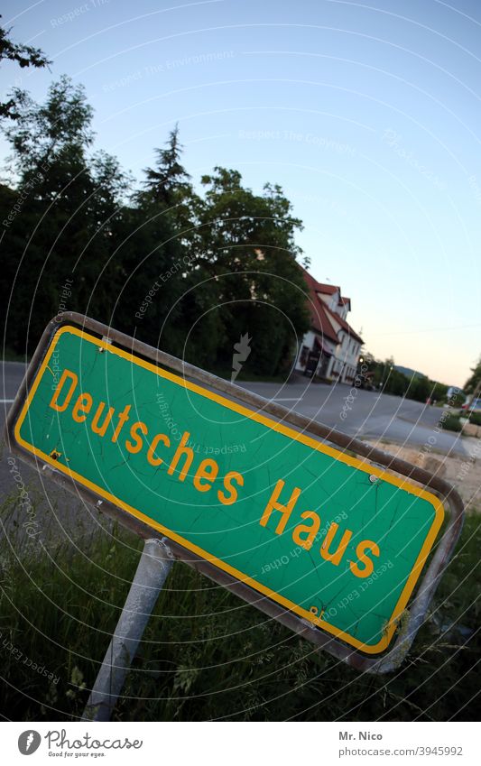 Deutsches Haus Schilder & Markierungen Hinweisschild Ortsschild Straße Dorf ländlich Deutschland Verkehrswege Ortseingang Bundesstraße Landstraße Ortsausgang