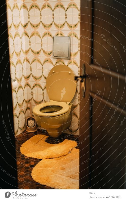 Retro Toilette im Badezimmer Klo retro Fließen nostalgisch Nostalgie alt Fliesen u. Kacheln Klobürste gelb orange retrostimmung altmodisch altbacken 70er