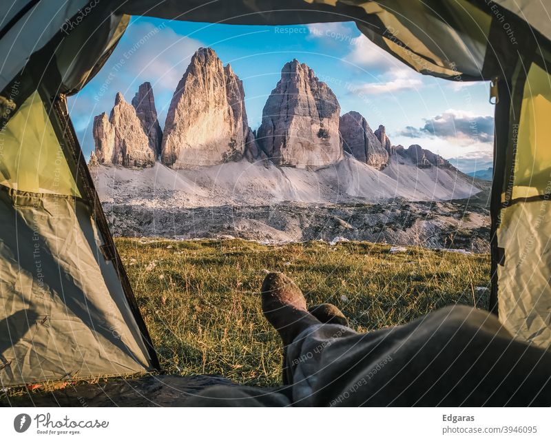 Ein Mann in einem Zelt in den Dolomiten, Tre cime di Lavaredo, Italien dolomiti Im Inneren eines Zeltes Berge Zelt lavaredo tre cime di lavaredo Wanderung