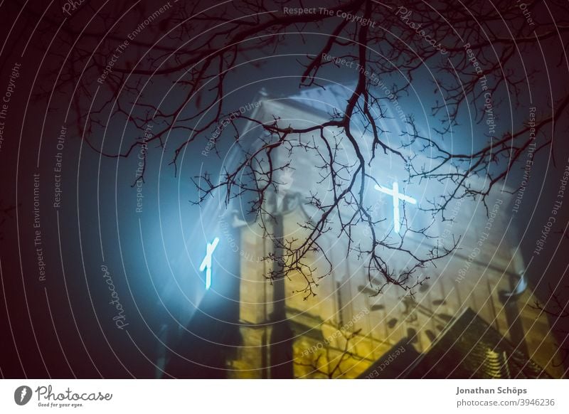 leuchtendes Kreuz am Kirchturm nachts im Nebel Botschaft Chemnitz Christentum Christus Glauben Gott Hoffnung Jesus Kirche Licht Neonröhre Ostern Rettung