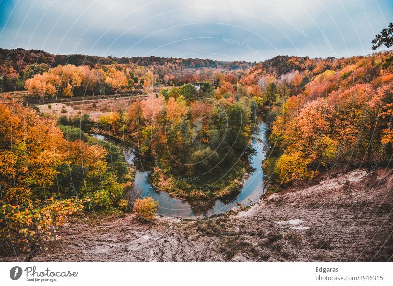 Panoramablick auf Herbstfarben und einen Fluss fallen Herbstfärbung Herbstlaub Außenaufnahme Herbstwetter herbstlich Herbstbeginn Herbstlandschaft Blatt