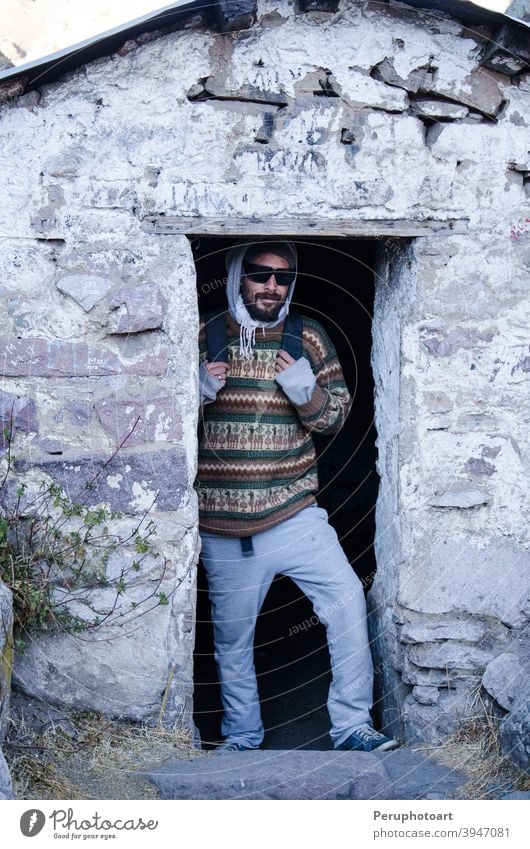 Reisender Mann mit Brille posiert vor dem Haus von Daniel Russo in Marcahuasi Berge u. Gebirge reisen Abenteuer Klettern Erfolg Höhe extrem Natur Felsen Sport