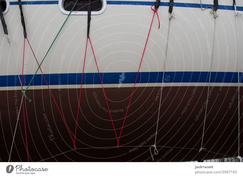 Seile und Knoten zur Befestigung an einer Bootswand Tau Schiff Strukturen & Formen Streifen kreuz und quer Hintergrundbild Verbindung trocken Detailaufnahme