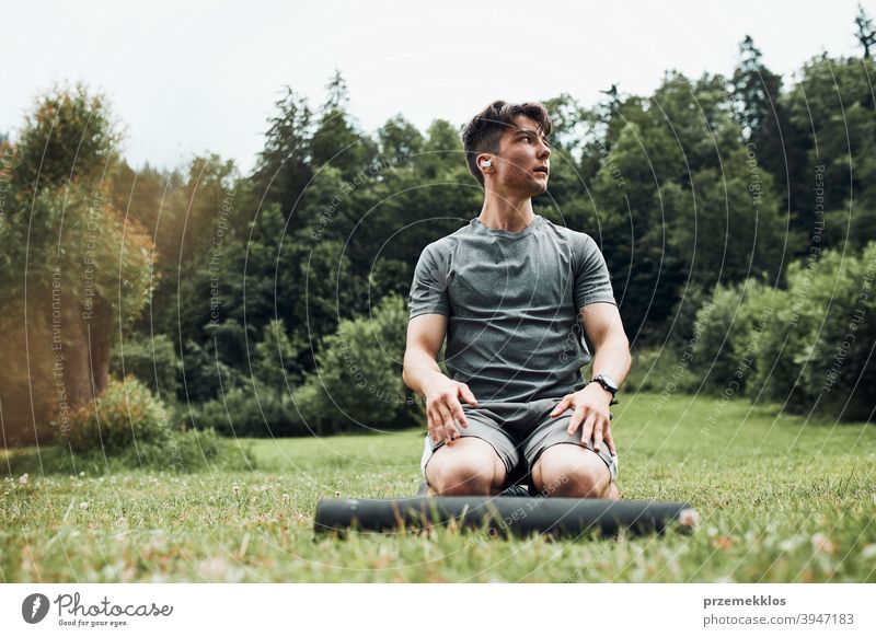 Junger Mann macht Übungen im Freien auf Gras während seiner Calisthenics Workout aktiv Aktivität Athlet sportlich Körper Bodybuilder Bodybuilding calisthenics