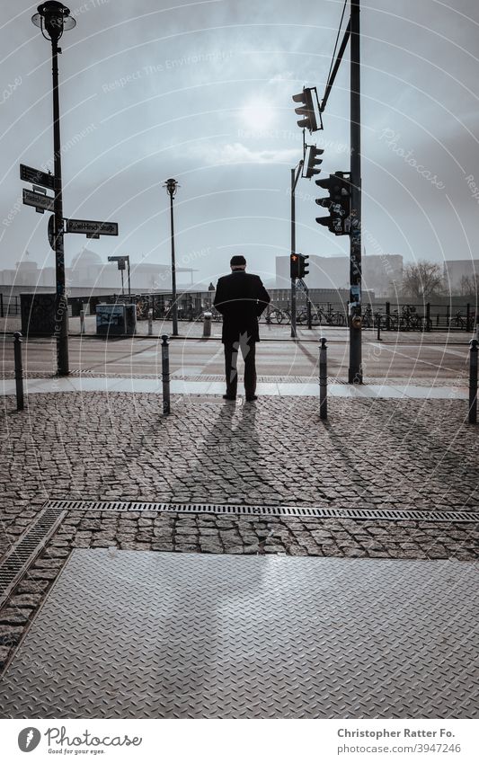 Ein Mann wirft seinen Schatten. Im Hintergrund der Deutschen Bundestag an einem nebligen Tag. Stadtzentrum Tourismus Hauptstadt Menschenleer Großstadt urban