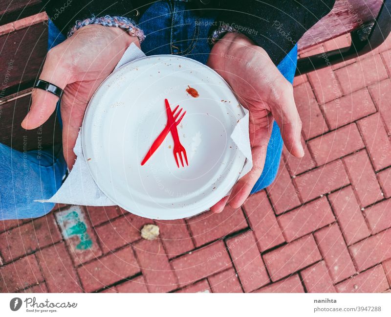 Einwegteller und -besteck Einwegartikel Teller Speise leer Besteck Einmalgebrauch Müll Messer Kunststoff mikroplastisch Gabel Halt Beteiligung Picknick Hände