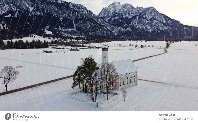 Drohnenaufnahme von der barocken Colomanskirche bei Schwangau in Bayern im Winter drohnenaufnahme luftaufnahme colomankirche bayern schwangau winter schnee