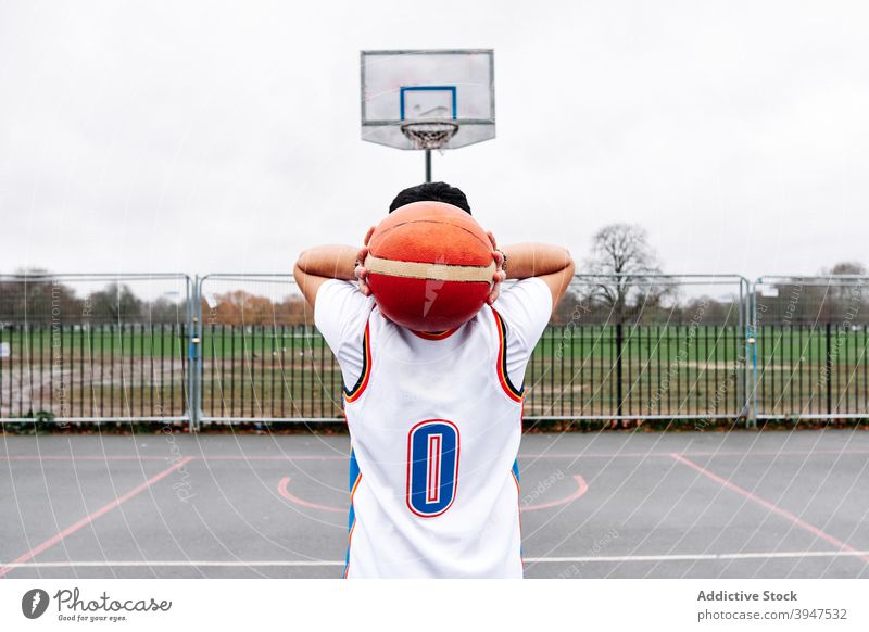 Porträt eines Mannes auf einem Basketballplatz über zu punkten. Sport-Konzept. Gewinner erfolgreich sein Jugend Gericht Uniform Spieler Tor Stärke abstützen