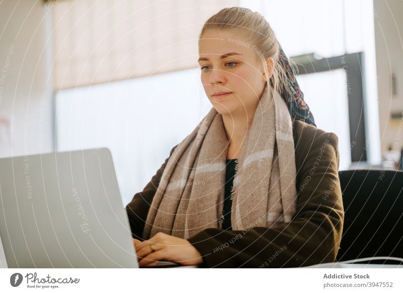 Blond Business Frau arbeitet in einem Büro Computer Laptop professionell Menschen Geschäftsfrau schön Person Manager Arbeit attraktiv Beruf jung Sitzen