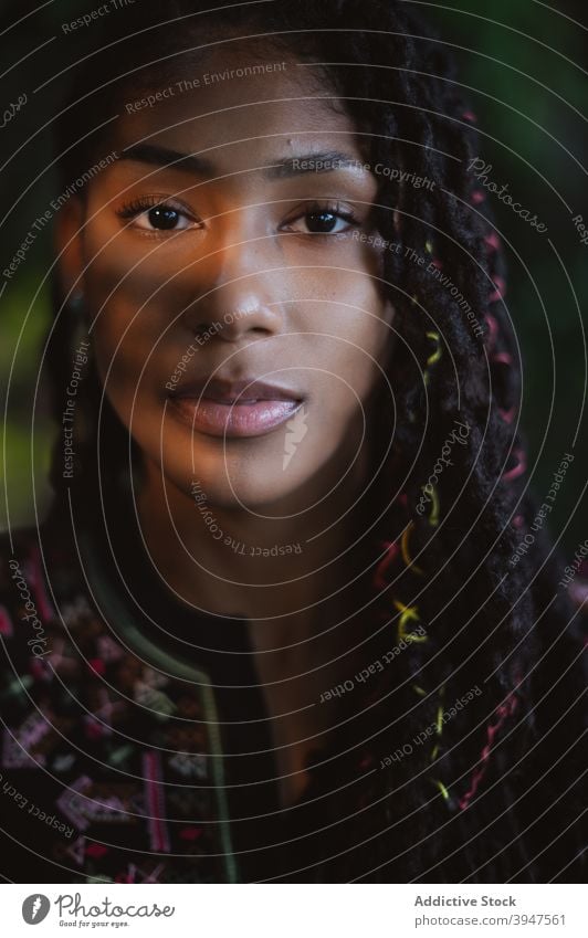 Intimes Porträt einer Afro-Latina mit Schatten im Gesicht 20s jung Frau Kolumbien lateinamerikanisch Afro-Look schwarz attraktiv dreads Rasta