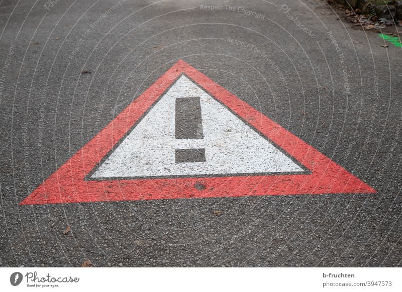 Verkehrszeichen auf die Straße gemalt, Gefahrenzeichen, Gefahrenstelle Vorsicht Zeichen Symbol Rufzeichen Asphalt malen Verkehrsschild Weg Symbole & Metaphern