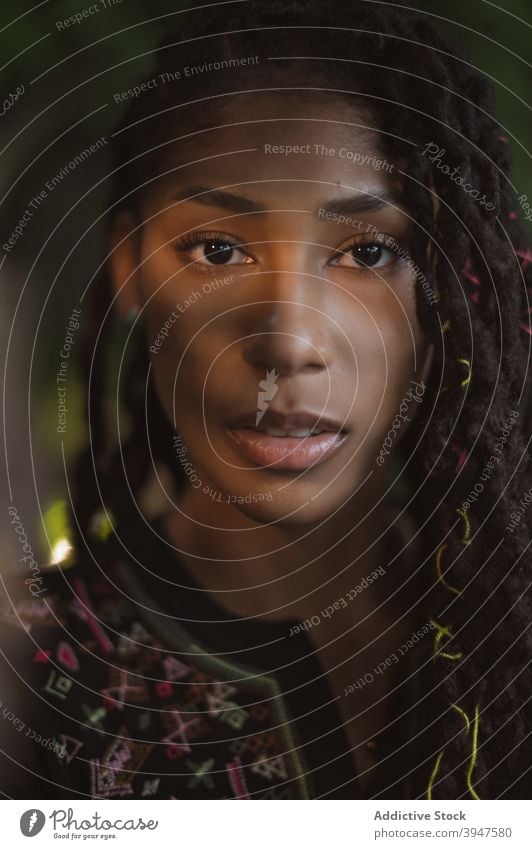 Intimes Porträt einer Afro-Latina mit Schatten im Gesicht 20s jung Frau Kolumbien lateinamerikanisch Afro-Look schwarz attraktiv dreads Rasta