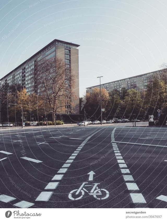 Es geht geradeaus in eine leichte Kurve. Hamburg Grindel Stadtteil Fahrradweg Fahrradfahren Mobilität Mobilitätswende Straße Straßenverkehr Verkehr Verkehrswege
