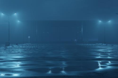 Verlassener beleuchteter Parkplatz im nächtlichen Nebel mit vielen Wasserpfützen Lichter kalt beängstigend glühen geheimnisvoll Quadrat Perspektive Ort PKW