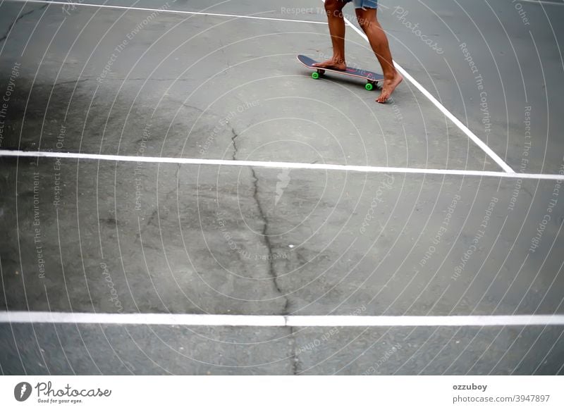 Schlittschuhläuferin spielt ohne Schuhe Sport Holzplatte Skateboard Skateboarderin Skateboarding Skater Freizeit Lifestyle urban Jugend aktiv cool extrem Spaß